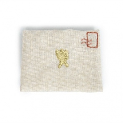 Carteira ou porta-cartões em tecido bege com bordados amarelo e vermelho