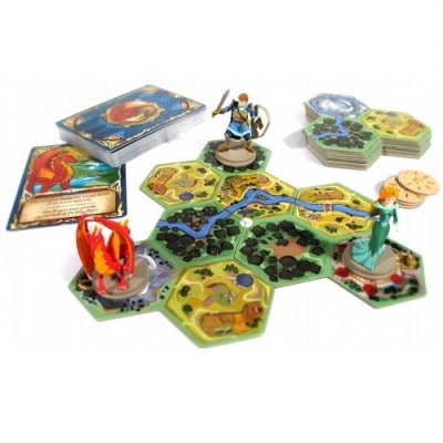 Jogo de tabuleiro com peças hexagonais e miniaturas de personagens