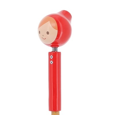 Objeto de madeira vermelho com cabeça sorridente e mola