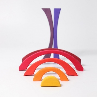 Conjunto de arcos de madeira coloridos em vários tamanhos