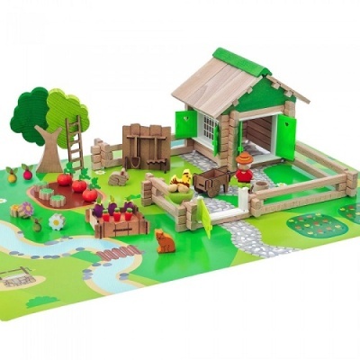 Brinquedo de madeira de quinta com casa, árvores, animais e legumes sobre base ilustrada.