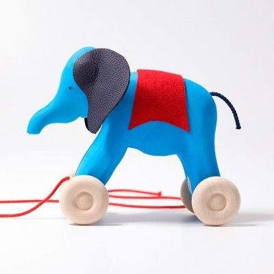 Elefante de brinquedo azul com couro e rodas de madeira