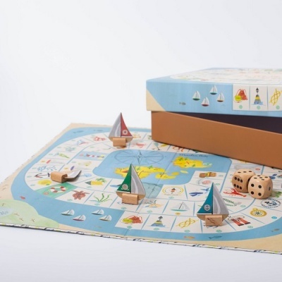Jogo de tabuleiro com barcos de vela de madeira e dados