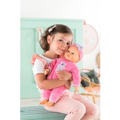 Menina a segurar boneca de bebé vestida de rosa