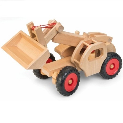 Trator de brinquedo de madeira natural com rodas pretas e vermelhas e pá articulada