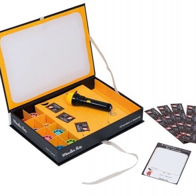 Conjunto de jogo Moulin Roty com microfone, cartas coloridas e folha de respostas