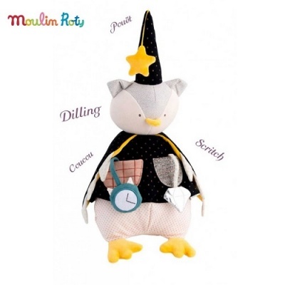 Boneco de peluche animal com chapéu preto e estrela amarela