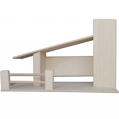 Estrutura de madeira clara com base, parede, telhado inclinado e gradeado