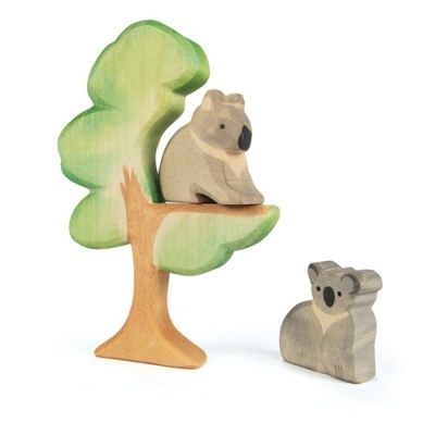 Figuras de coala e árvore em madeira pintada à mão
