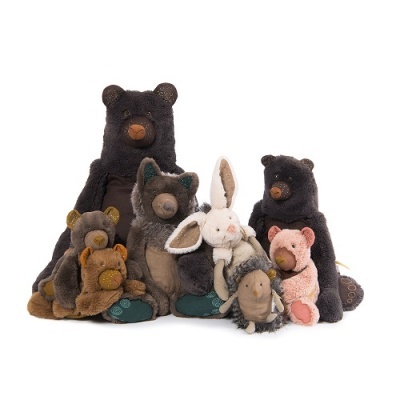 Peluches de vários animais em fundo branco