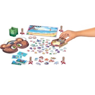 Jogo de tabuleiro com peças coloridas e tabuleiros com desenhos de praia e selva.