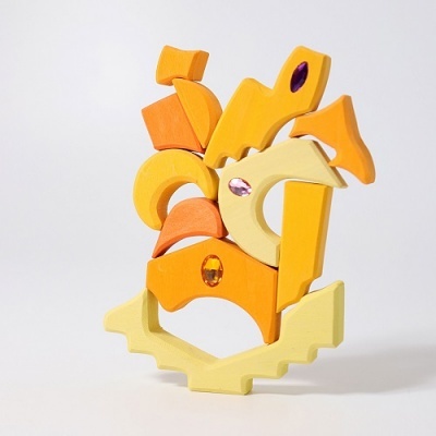 Escultura de madeira colorida com pedras incrustadas sobre fundo branco