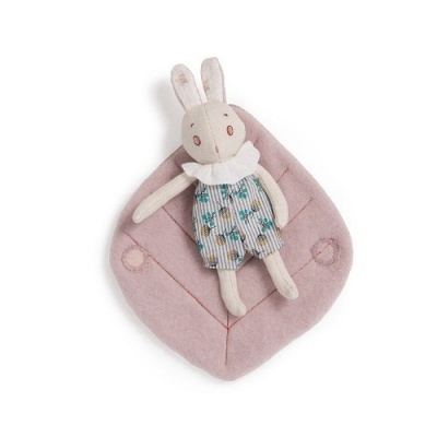 Boneco coelho de tecido com roupa azul sobre almofada rosa