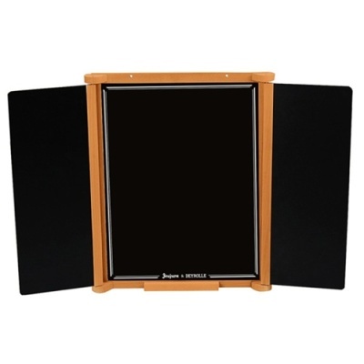 Quadro de giz azul com moldura de madeira e painéis laterais pretos abertos