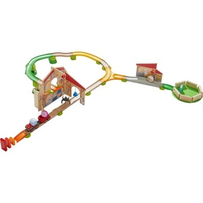 Conjunto de jogo infantil com carris coloridos, trens e casa de madeira