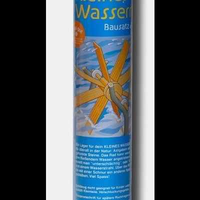 Embalagem cilíndrica azul de kit de construção Kleines Wasser com imagem de roda d'água de madeira e texto em alemão.