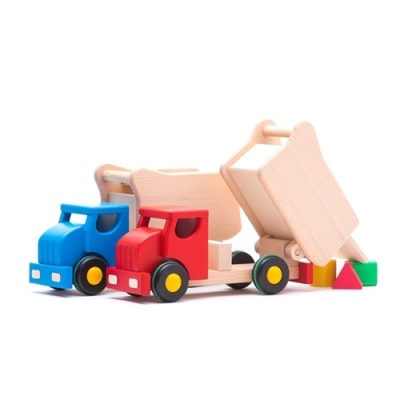 Brinquedos de camiões em madeira com blocos de construção coloridos