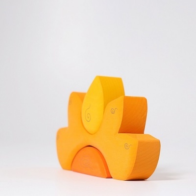 Brinquedo de madeira amarelo e laranja com formas abstratas de animais