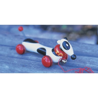 Brinquedo de puxar em forma de cão branco e preto com rodas vermelhas e coleira vermelha.