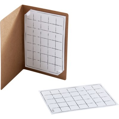 Folha branca com grelha em linhas pretas numa pasta castanha e outra folha igual na superfície