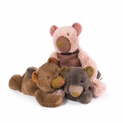 Três peluches de ursinho em cores rosa, castanho e cinzento