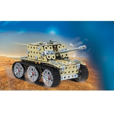 Tanque metálico montado com peças moduláveis e rodas