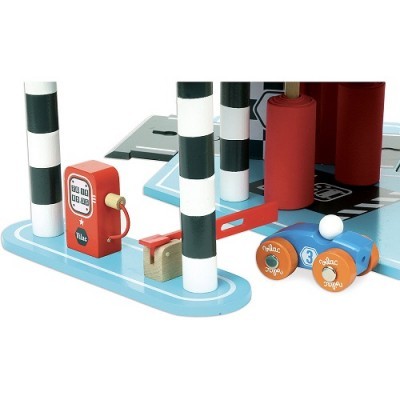 Brinquedo de madeira posto de gasolina com carro azul