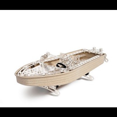 Modelo de barco em metal e madeira clara com base prateada