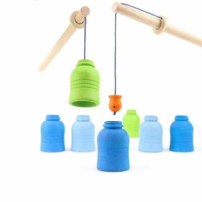 Sinos coloridos de madeira azul e verde pendurados em cordas azuis suspensas de hastes de madeira