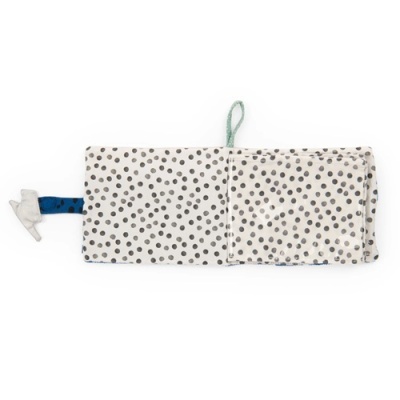 Bolsa de tecido com padrão de pontos cinzentos e detalhe em forma de pássaro branco.