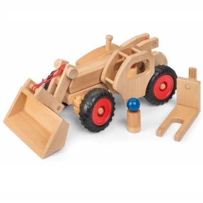 Trator de brinquedo em madeira com rodas e acessórios coloridos.