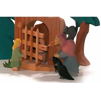 Brinquedos de madeira com figuras humanas e árvore