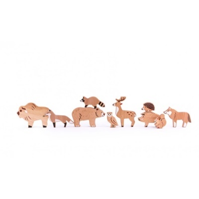 Figuras de animais em madeira em linha sobre fundo branco.