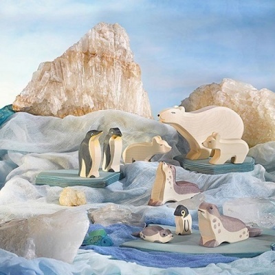 Pinguim de Cabeça Baixa Ostheimer em Madeira