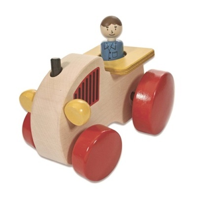 Carrinho de brinquedo de madeira com rodas vermelhas e boneco sentado