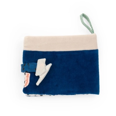 Toalha ou fralda azul escuro e bege com alça verde e detalhe em forma de relâmpago