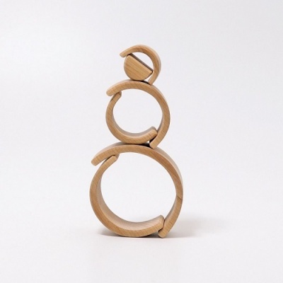 Escultura de madeira clara com três anéis empilhados