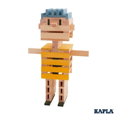 Boneco de madeira com cabelo azul, camisola riscada preta e amarela