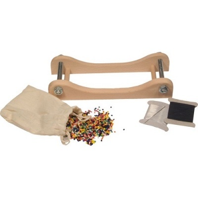 Kit de pinhós com saco de pano e linhas sobre fundo branco