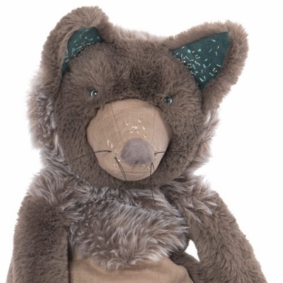 Pelúcia de urso castanho e bege com detalhes verdes