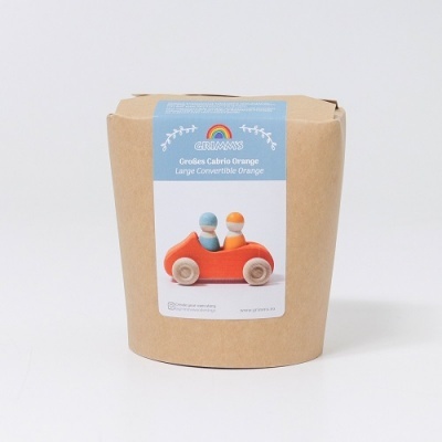 Embalagem castanha com etiqueta azul mostrando brinquedo de madeira laranja e figuras azuis