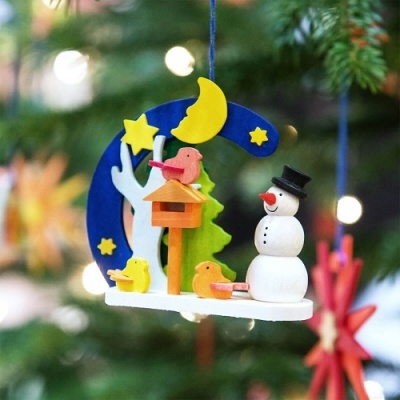Enfeite de Natal de madeira com boneco de neve, pássaros e decoração colorida