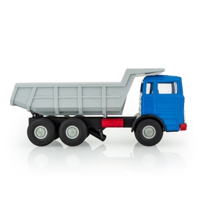 Caminhão de brinquedo azul e cinza com seis rodas
