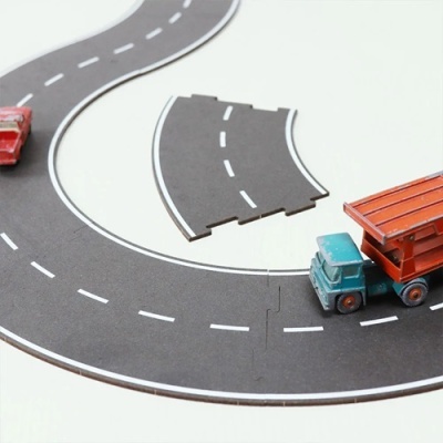 Carrinhos de brinquedo em pista de estrada de cartão