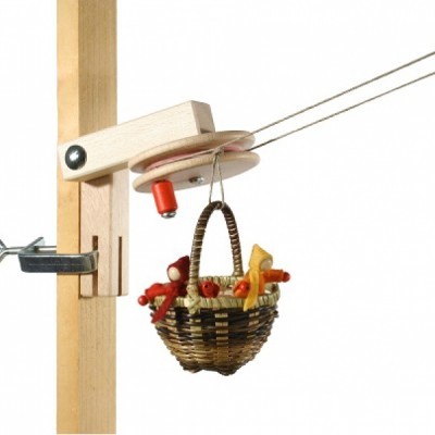 Suporte de madeira com roldana e pequeno cesto trançado suspenso contendo figuras coloridas