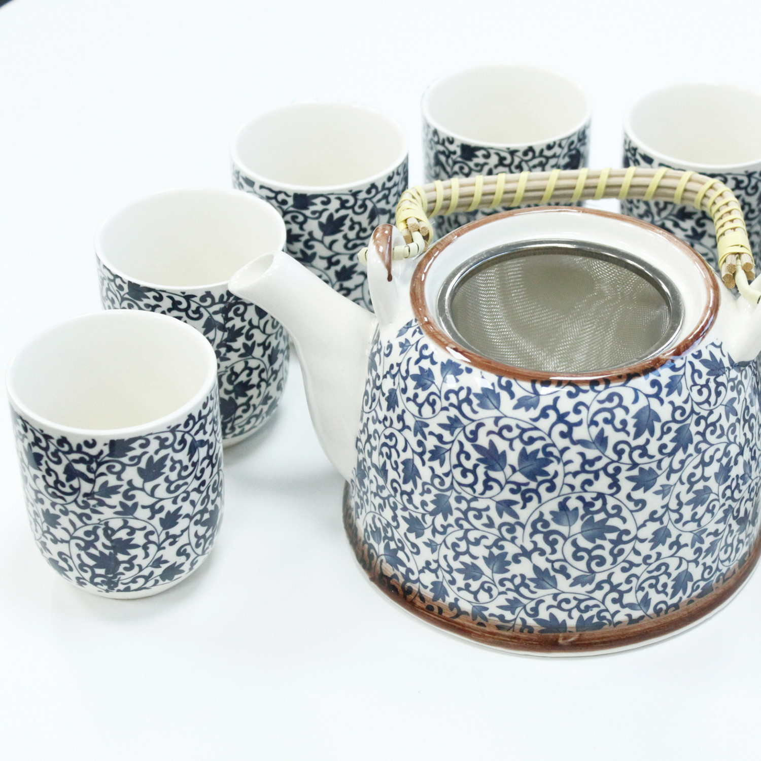 Conjunto Bule Folhas Azuis Conjunto de chávena e bule de chá em porcelana branca com padrão floral azul, pega em bambu