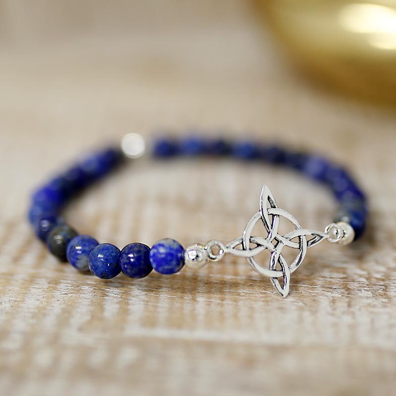 Pulseira de Lápis-Lazúli Com Nó de Bruxa de Prata Pulseira com contas azuis e nó celta prateado