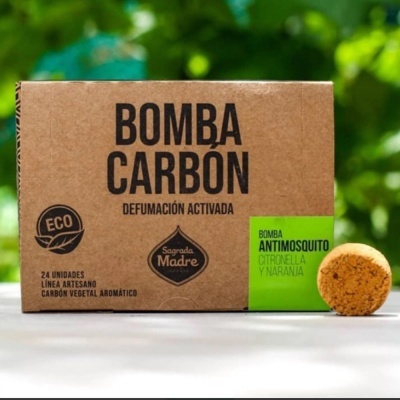 Embalagem de carvão aromático antimosquito com texto BOMBA CARBÓN e carvão redondo