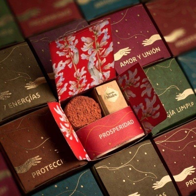 Caixas coloridas com texto em espanhol e incenso rotulado em várias cores