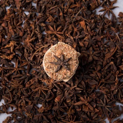 Estrelas de anis secas castanhas com bolo decorado no centro